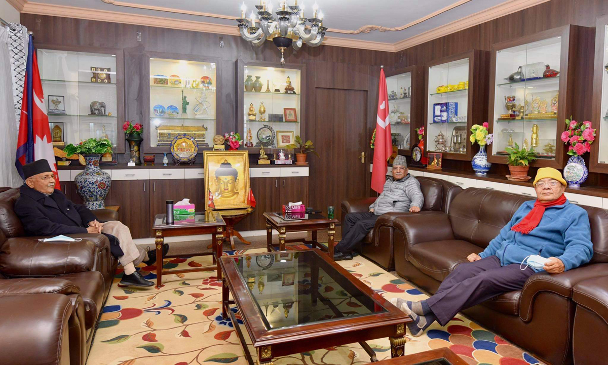 प्रचण्डलाई भेट्न प्रधानमन्त्री ओली खुमलटार पुगे